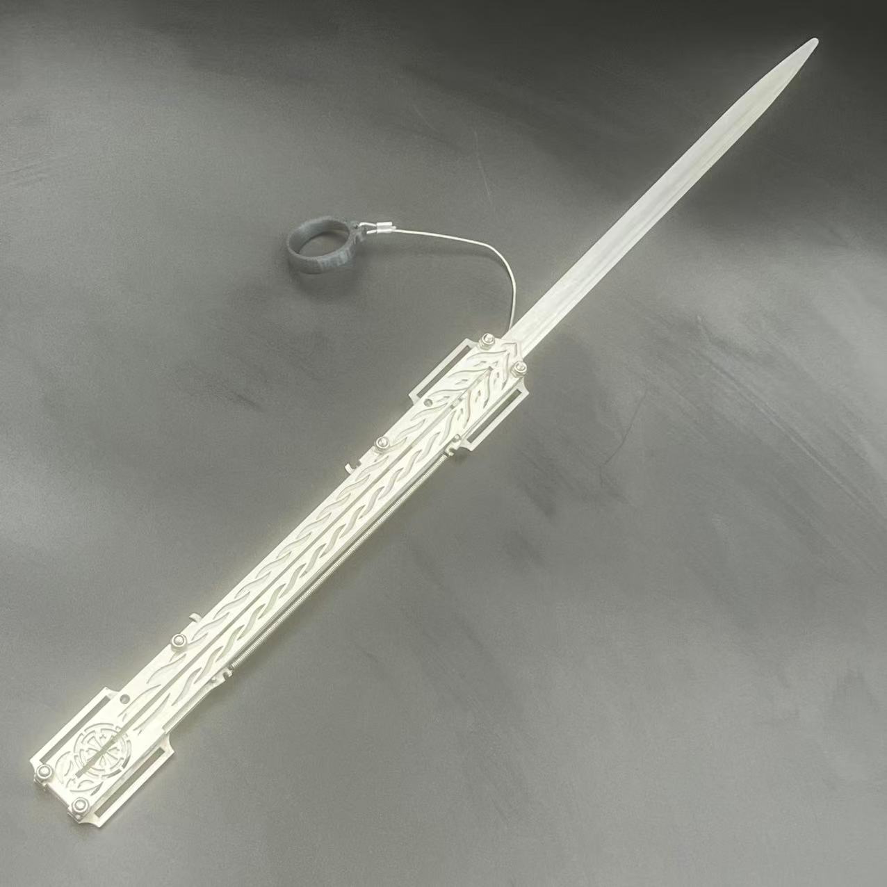 Cosplay Prop Dagger - อุปกรณ์ประกอบฉากฮาโลวีนสำหรับผู้ใหญ่ ดาบปลอมแบบยืดหยุ่นทำจากสแตนเลส ของตกแต่งชุดอัศวินโลหะบาง ของขวัญวันเกิดสุดพิเศษสำหรับผู้ชายและผู้หญิง