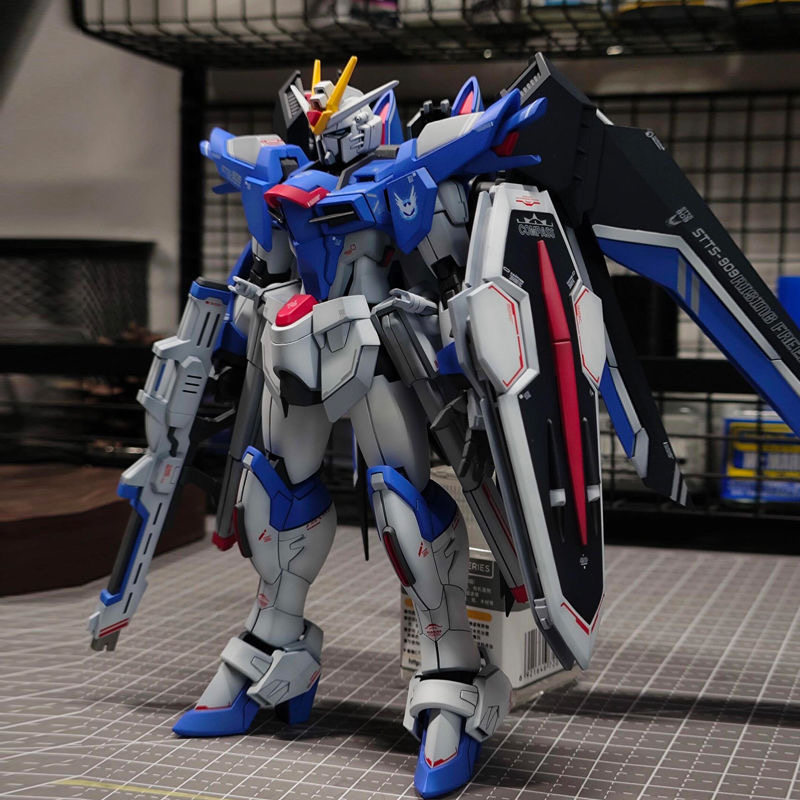 Bandai Gundam Hg - 1/144 HG Scale Mecha Plastic Model